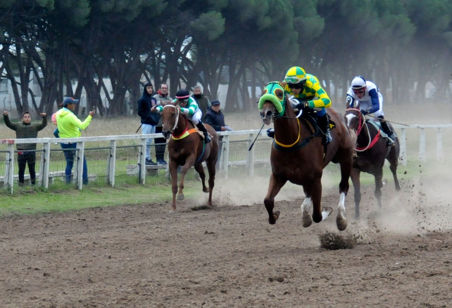 Hipódromo: Las fotos y la crónica de la jornada del 158avo aniversario, con 10 carreras vibrantes