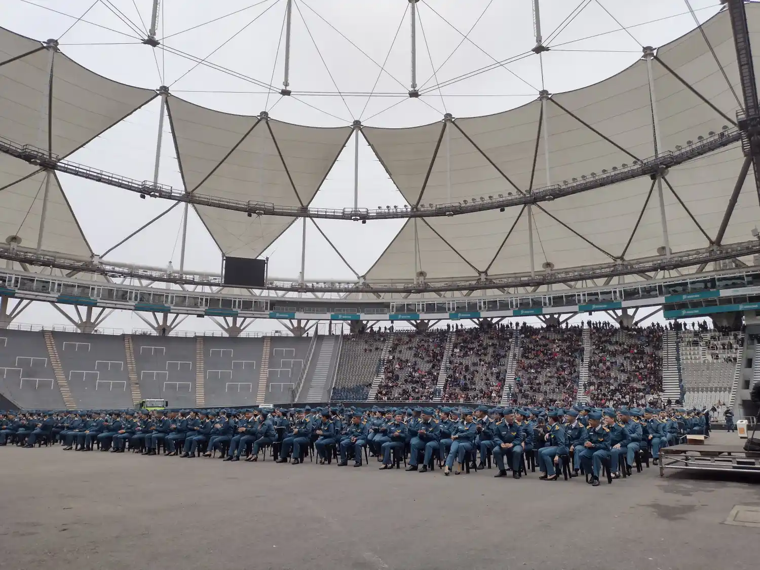 El mal momento de Kicillof en La Plata: Fue silbado y abucheado en el acto de jura del Servicio Penitenciario