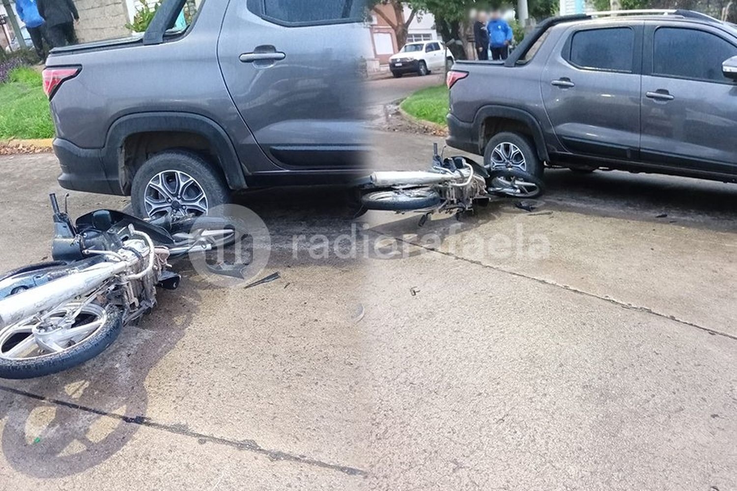 Terminó con la moto incrustada debajo de una camioneta