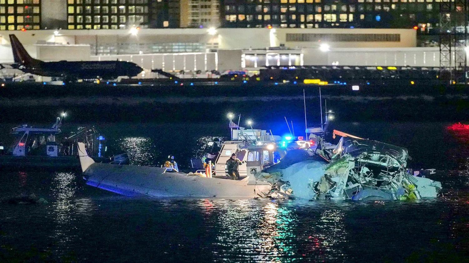TRAGEDIA en EE. UU.: decenas de muertos tras choque de un avión y un helicóptero