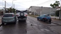 Chocó dos autos estacionados, volcó y fue trasladado al Hospital