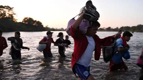 LA CUARTA EN UNA SEMANA: una caravana de migrantes, entre ellos venezolanos, avanza desde el sur de México