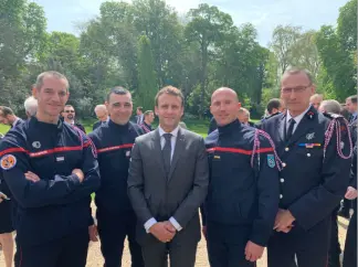 Macron rindió homenaje a los bomberos que combatieron el fuego en Notre Dame