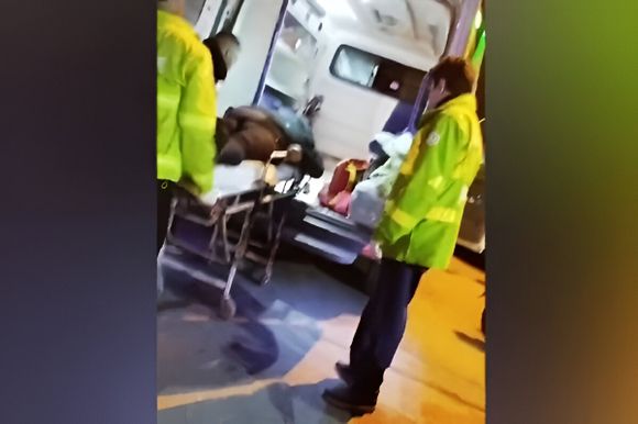 Alcoholizada, la sacaron del boliche, agredió a los de seguridad y se la llevó una ambulancia