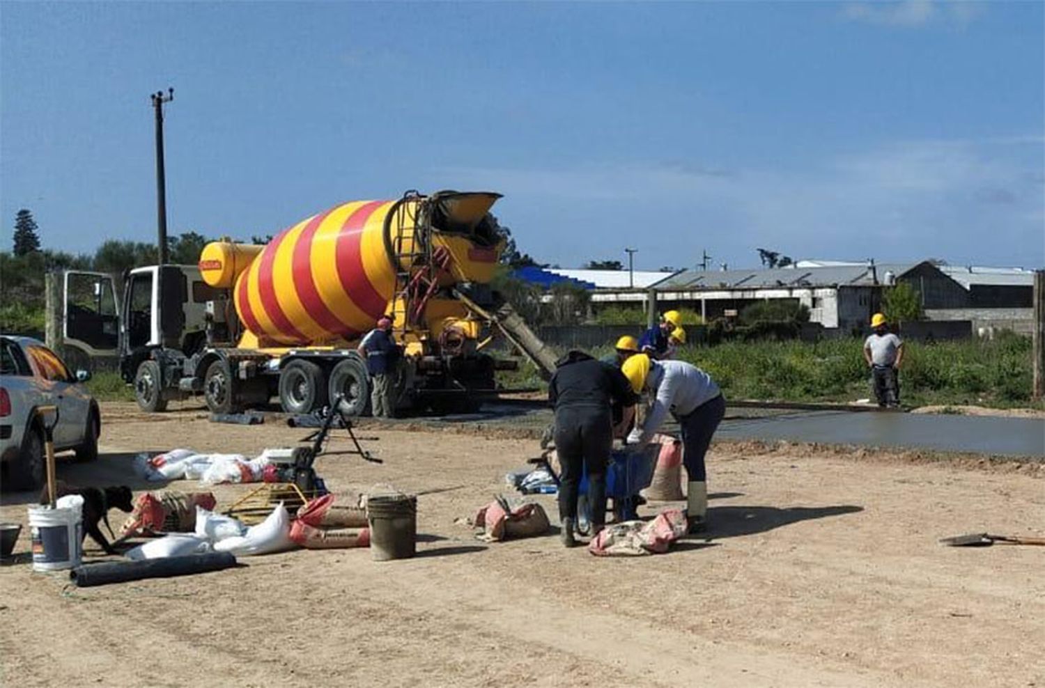 Avanzan las obras del playón deportivo en el barrio Las Américas