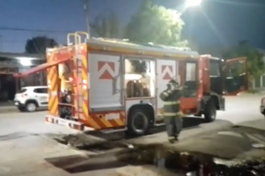 Bomberos en barrio Centenario