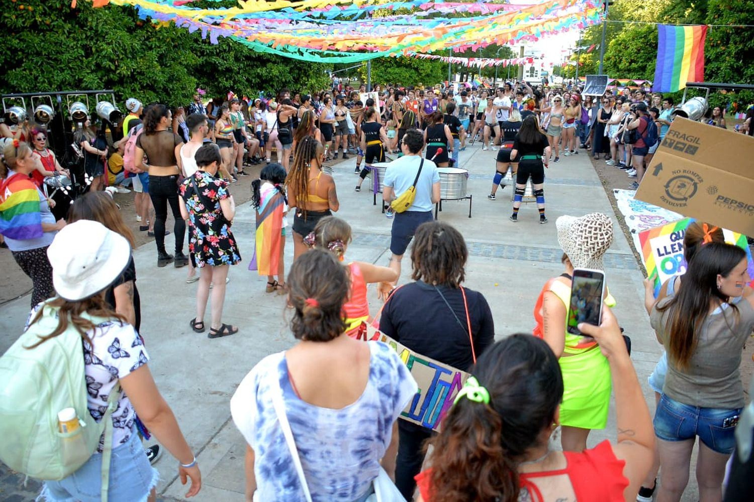 La multitud en la plaza, minutos antes de comenzar a marchar.