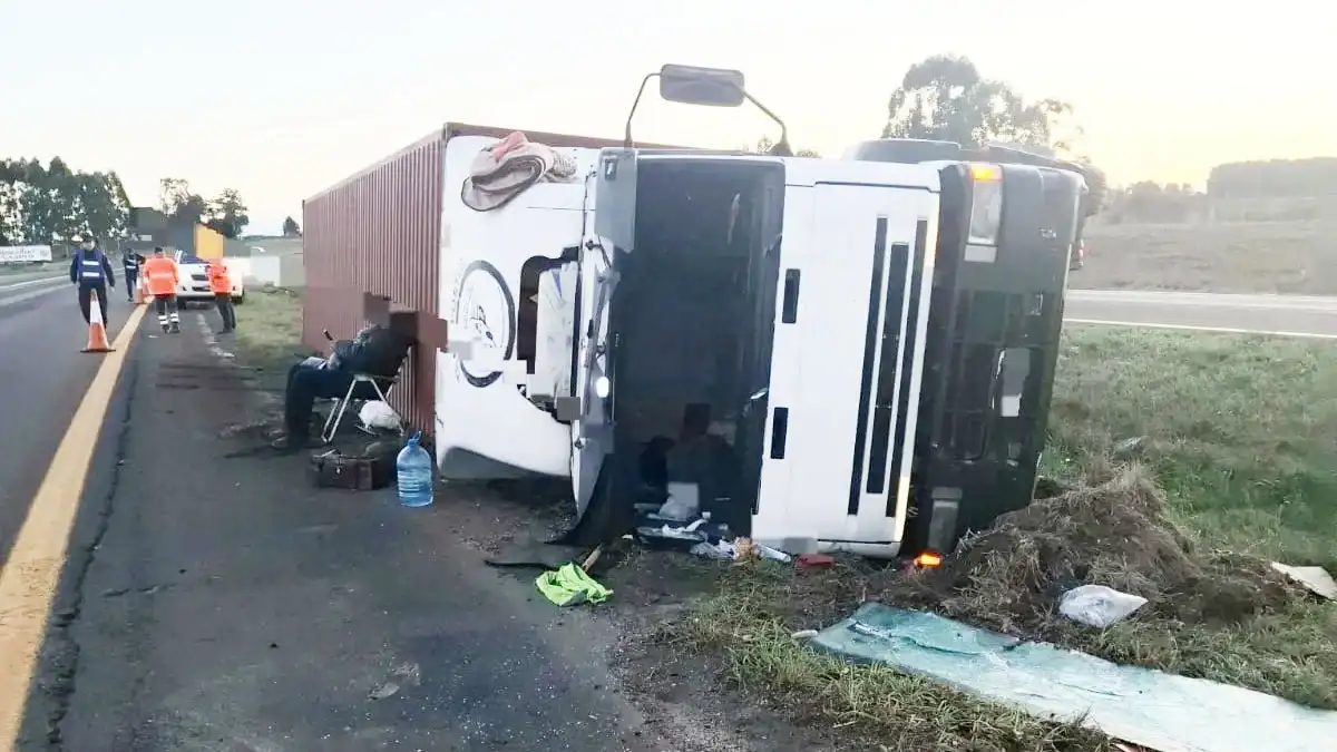 Volcó un camión en la Ruta 14 y la autovía rumbo a Buenos Aires estuvo interrumpida