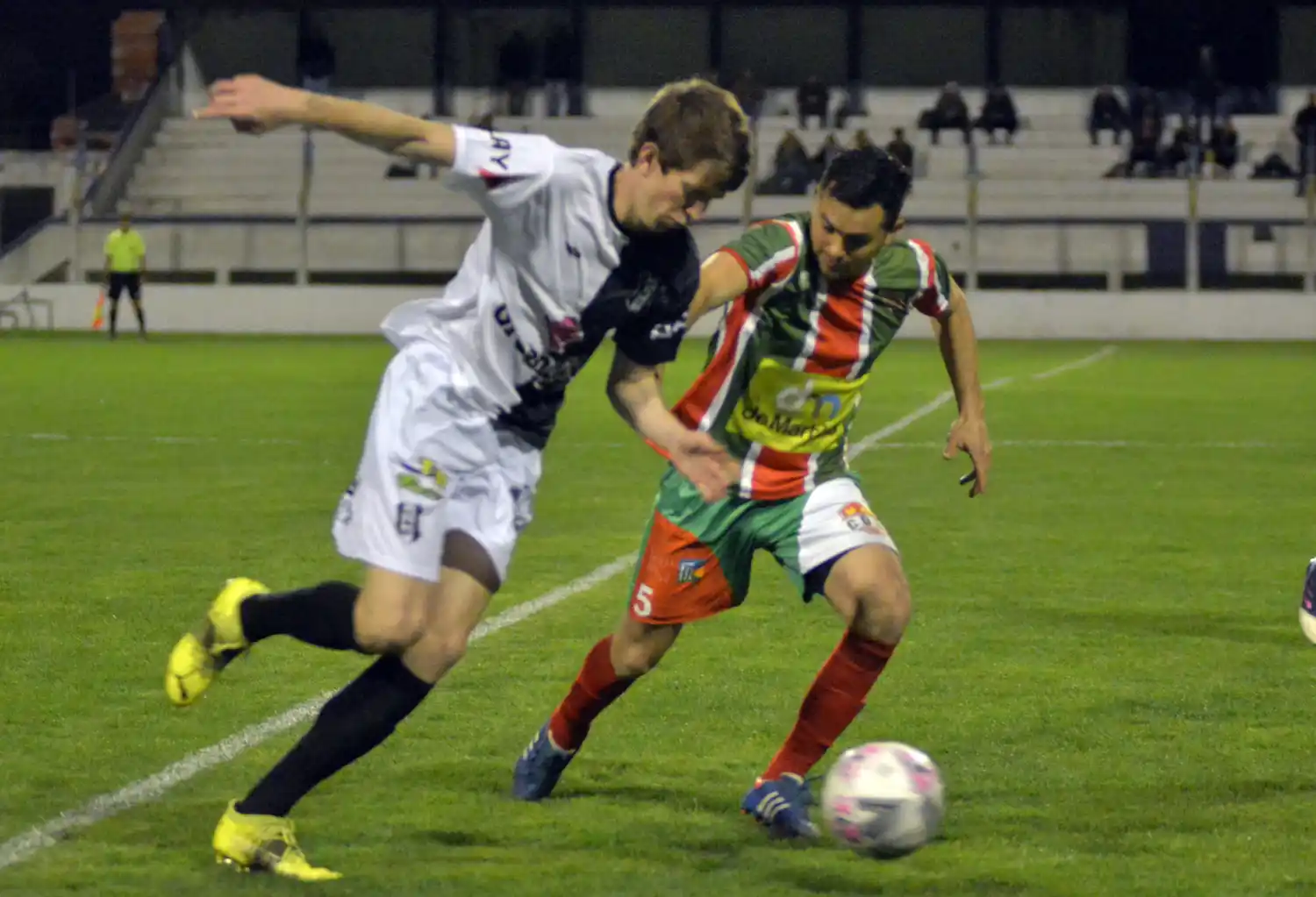 Lucas Olagaray marcando a Mirko Tordó, en el partido de ida entre Unión y Sportivo 25 de Mayo.