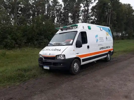 Una ambulancia chocó a una camioneta y una mujer resultó golpeada