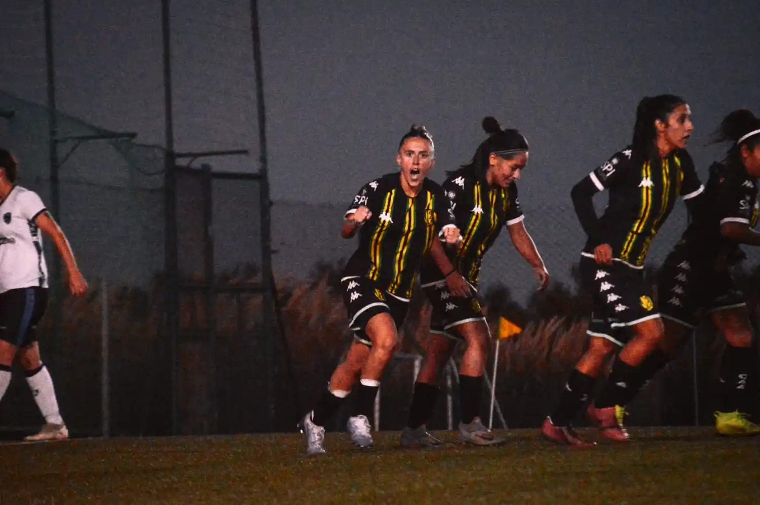 La jugadora de Aldosivi festejando el tanto frente a Canning