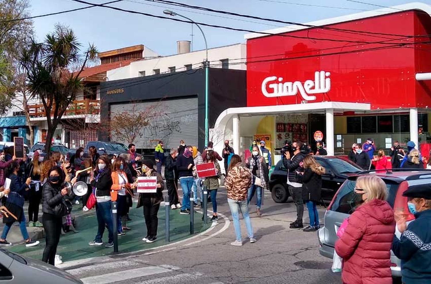 Pedido de reapertura comercial: "Están matando la industria marplatense"