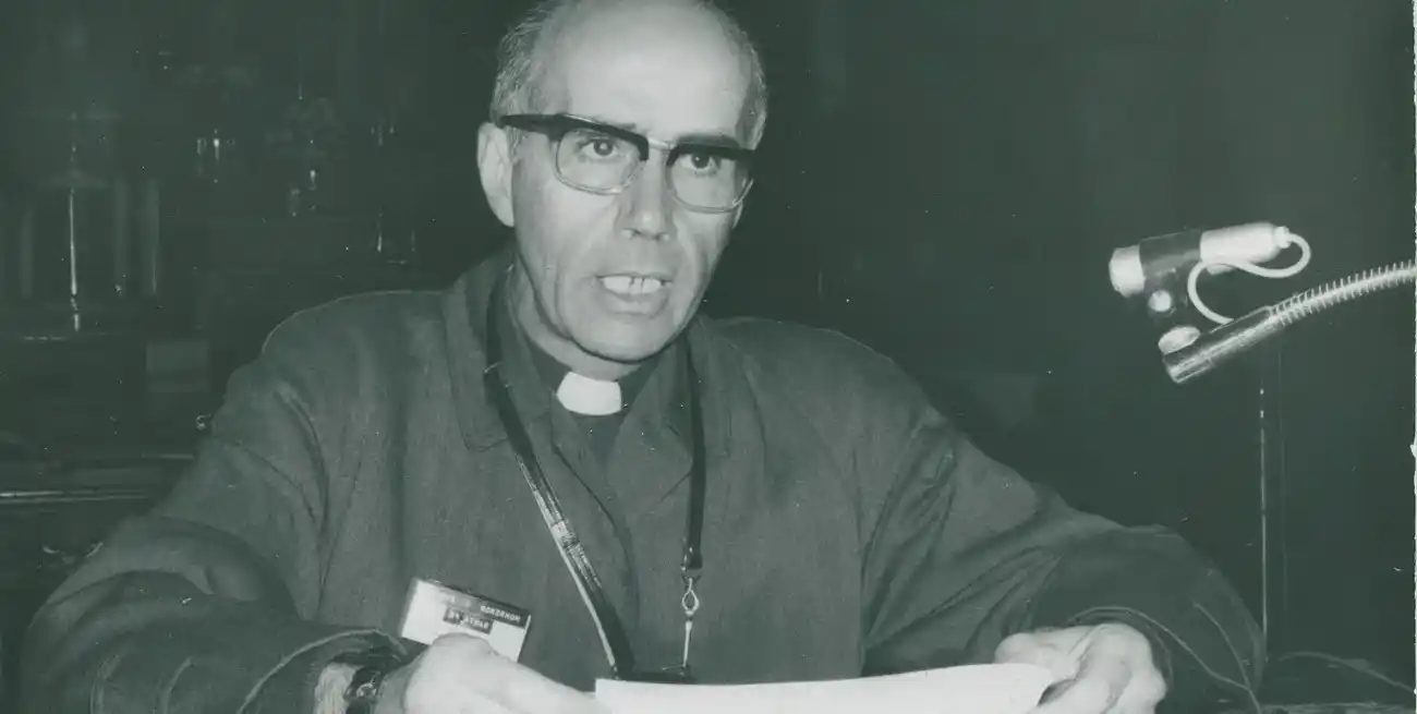 Monseñor Zazpe, dice el autor, "(...) era un reformista; un sacerdote comprometido con el Evangelio que se esforzaba con mucha prudencia en hacer realidad los enunciados del Concilio". Tenía una columna radial, "Habla el arzobispo".