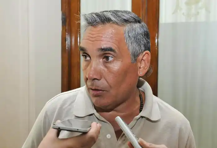 ¿Quiénes pueden ingresar a la ciudad y qué papeles se les pide?