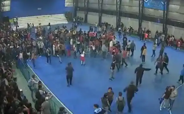 La violencia llegó al futsal femenino: las imágenes de los barras