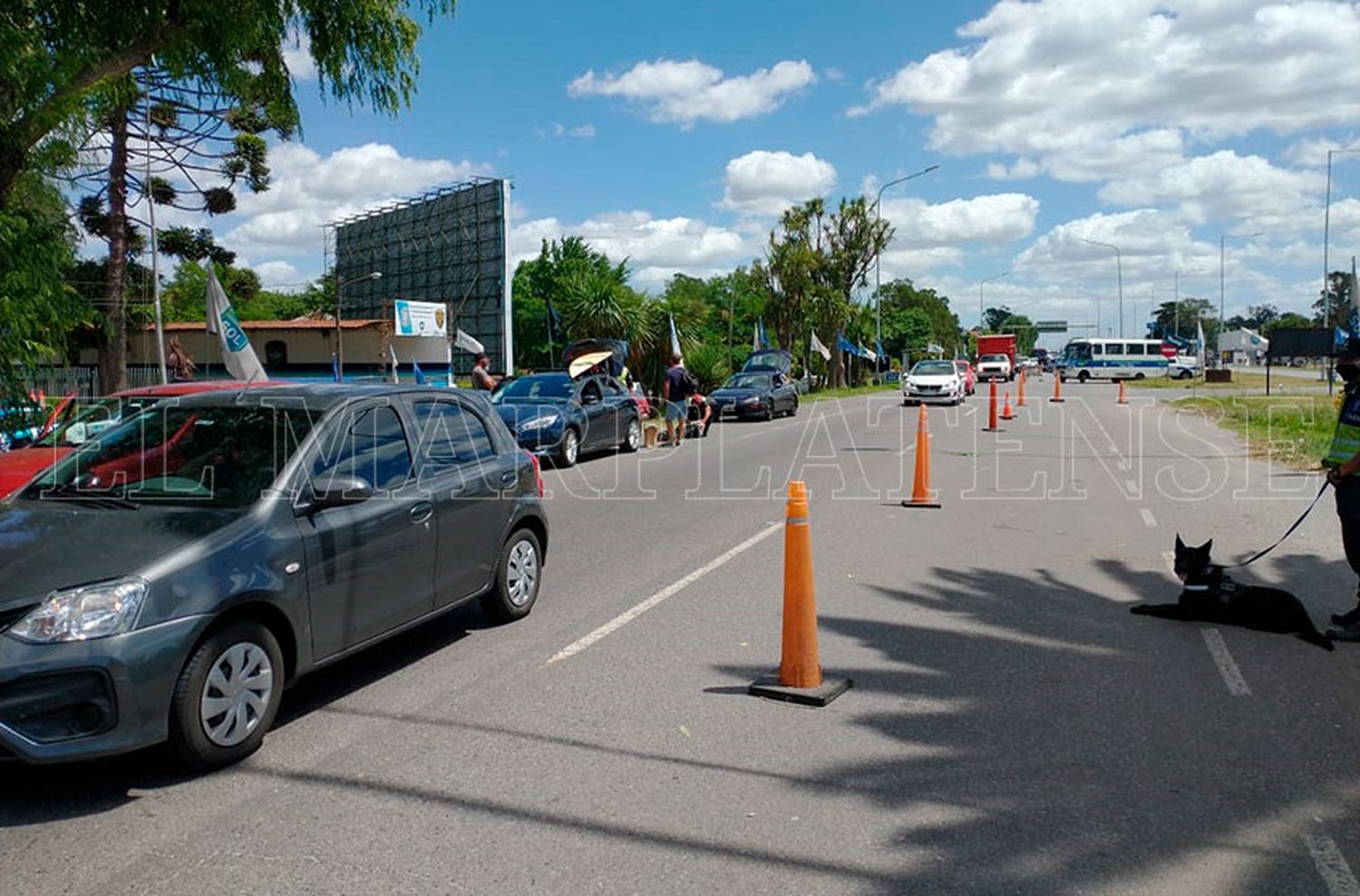 Controlan el ingreso a la ciudad: muchos autos particulares y pocos micros de turismo