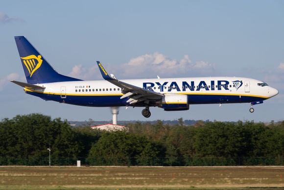 El costo de portarse mal a bordo: Ryanair revela lo que reclama judicialmente a un pasajero por desviar un vuelo