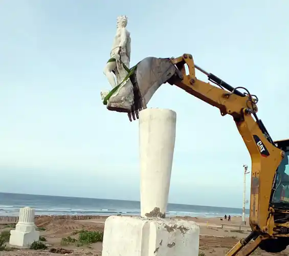 Se retiró la escultura de Neptuno para restaurarla e instalarla en su lugar original