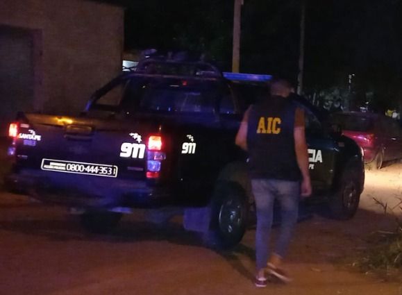 Cuando el primer patrullero arribó al lugar encontró a un joven tendido en el suelo con varias heridas, una de ellas en la cabeza.
