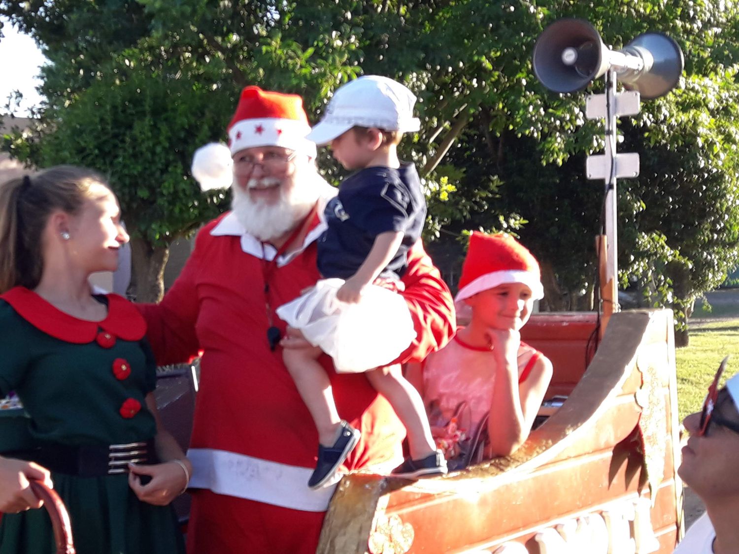 Pepo Noel prepara su trineo para recorrer las calles de Larroque