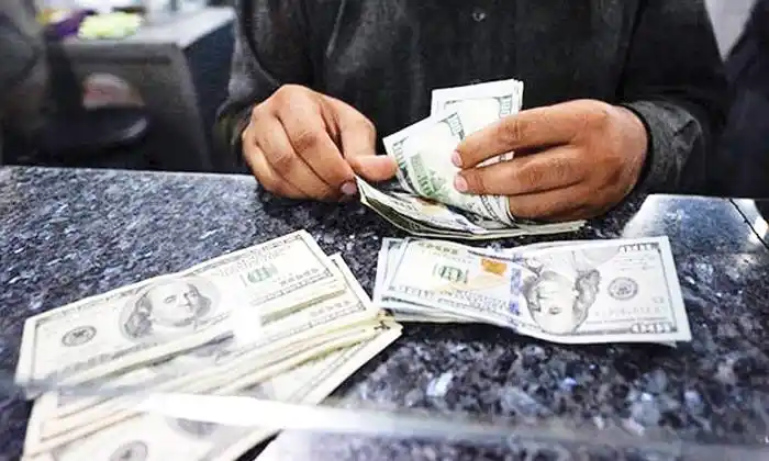 Desde hoy para comprar  200 dólares hay que presentar declaración jurada