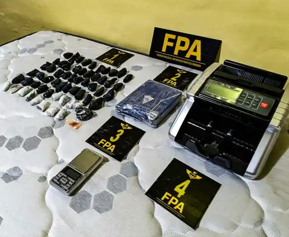 Cayeron dos amigos con antecedentes por narcotráfico: usaban un kiosco y un bar para venta y consumo