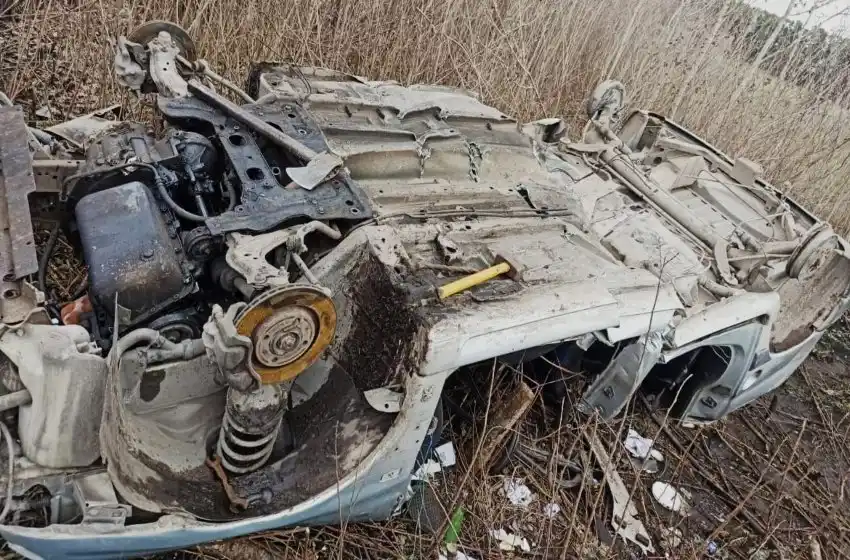 Tras persecución, atrapan a dos hermanos que desmantelaban un auto robado