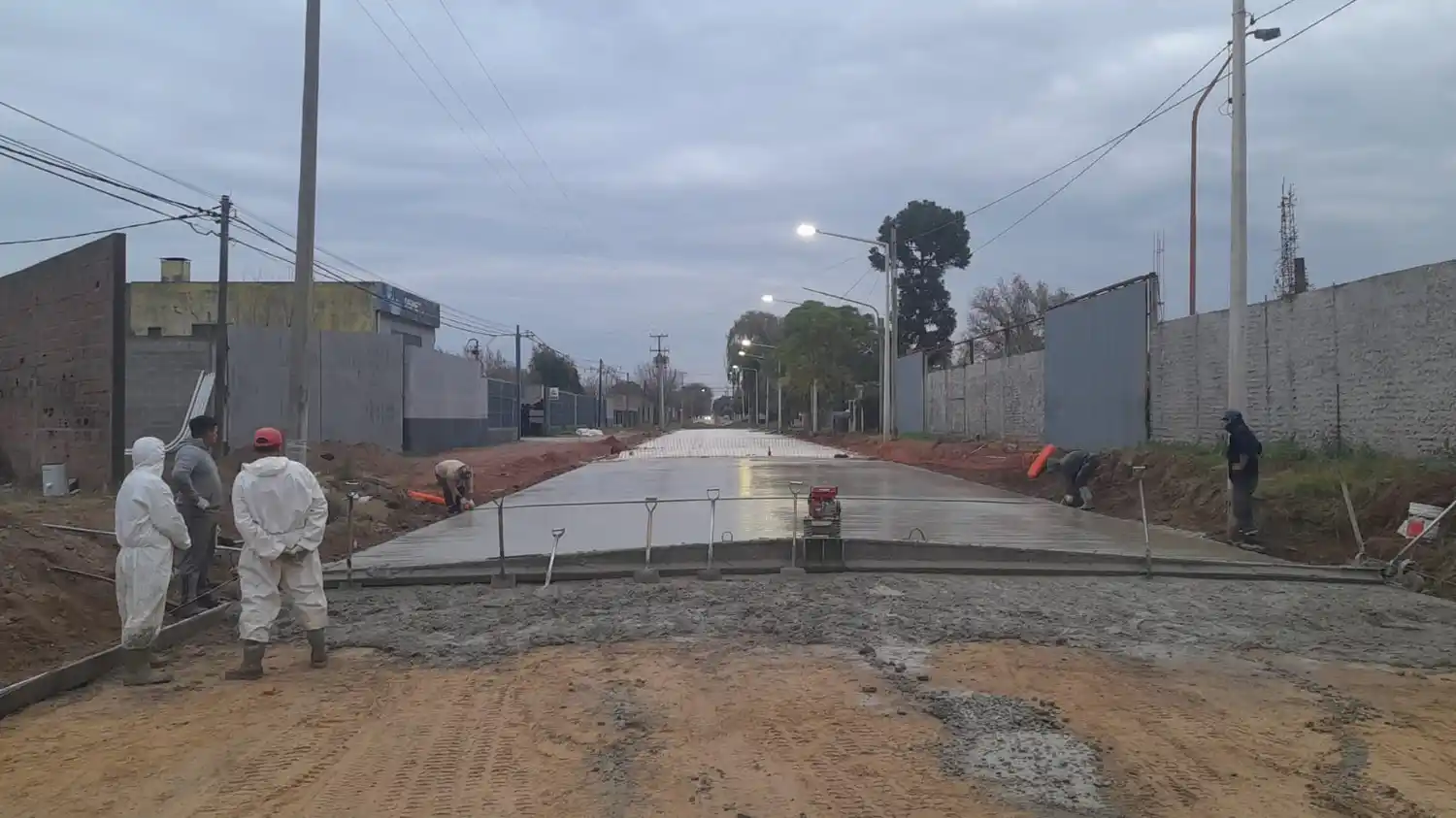La cuadrilla municipal en plena tarea.