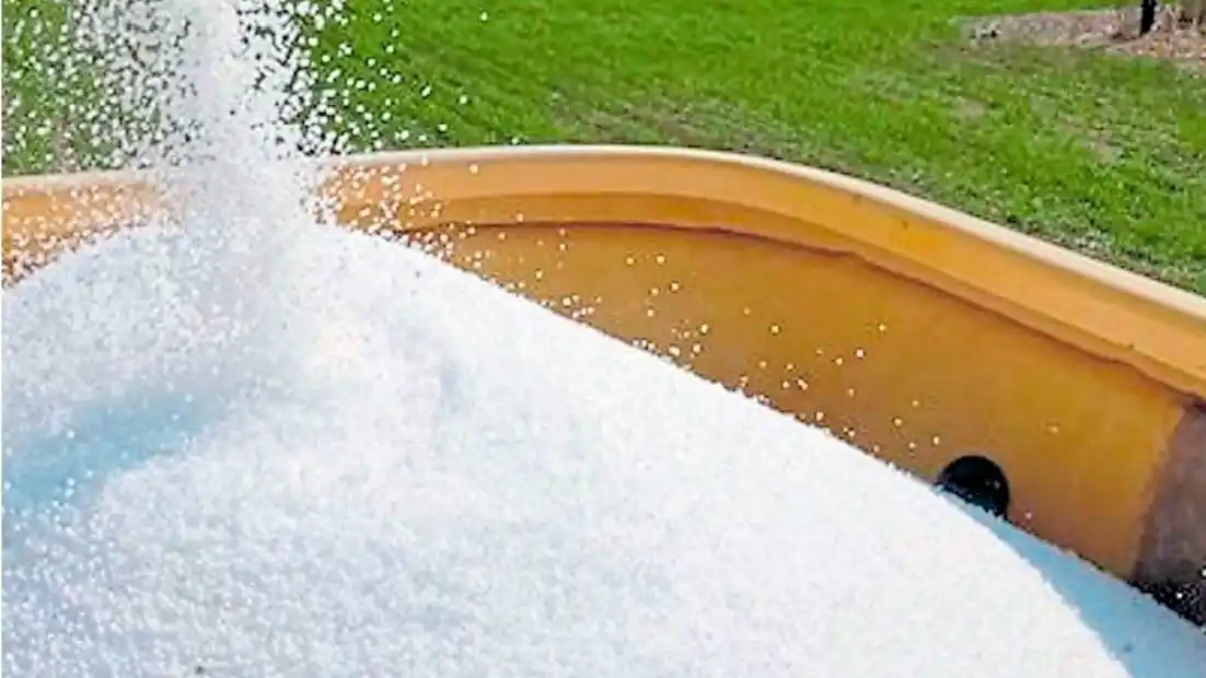 La urea, el principal fertilizante nitrogenado utilizado en la agricultura, se produce a partir de amoníaco, que también deriva del gas natural.