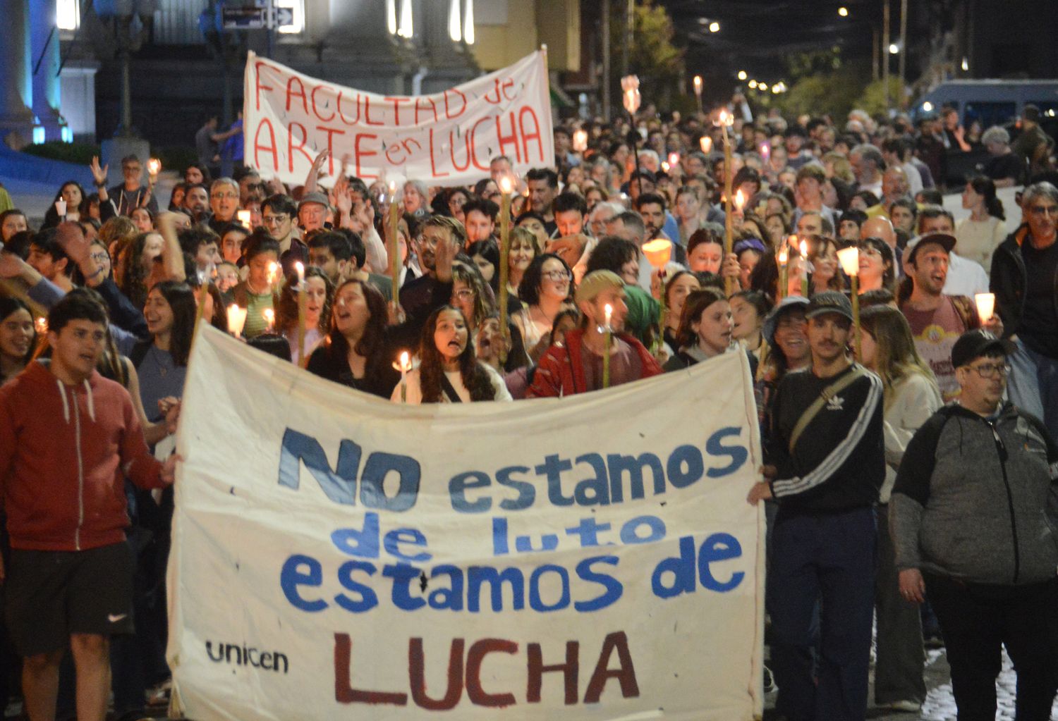 Los estudiantes encabezaron la Marcha de antorchas.