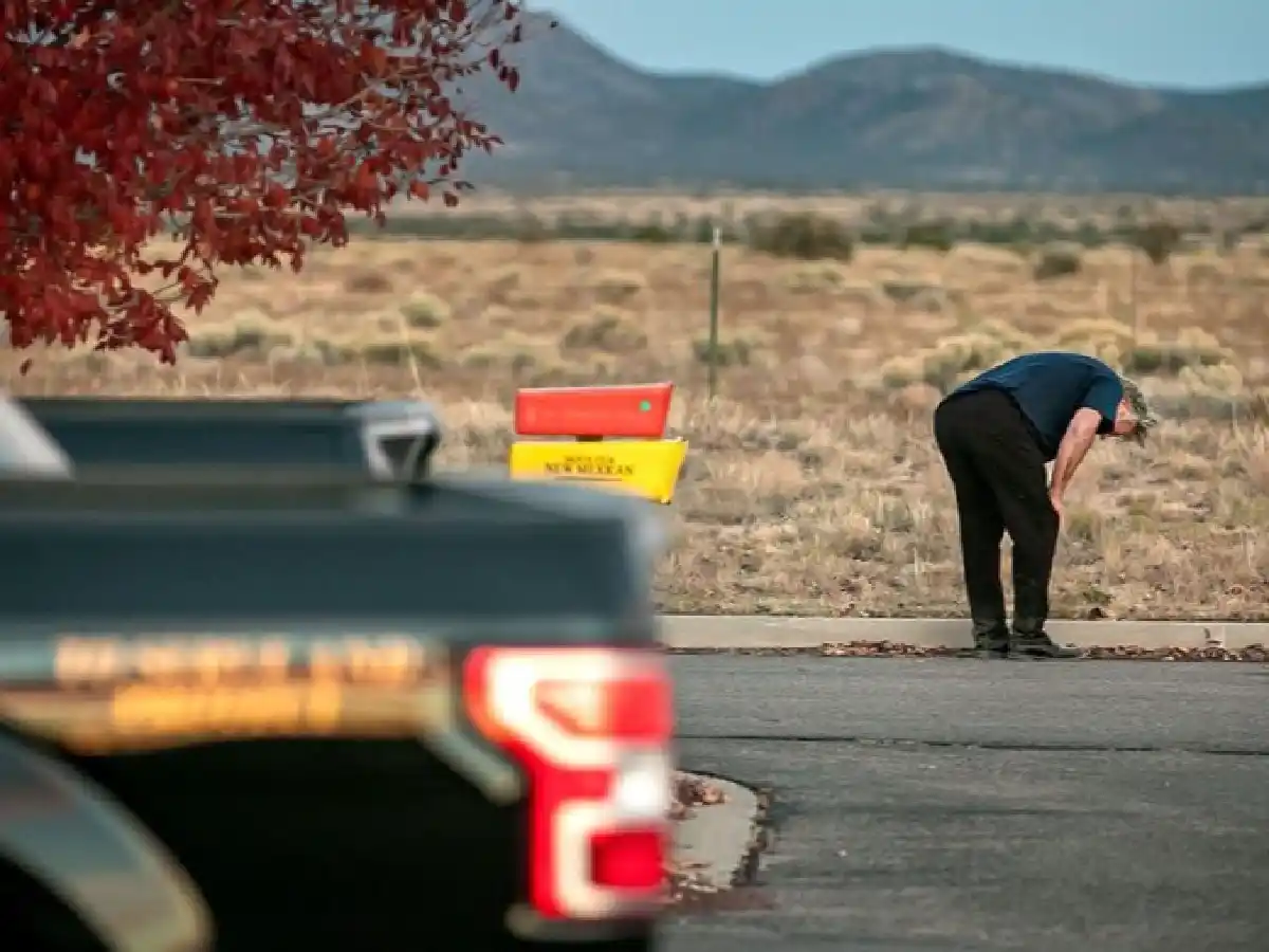 Alec Baldwin disparó un arma de utilería y mató a una mujer mientras filmaba una película