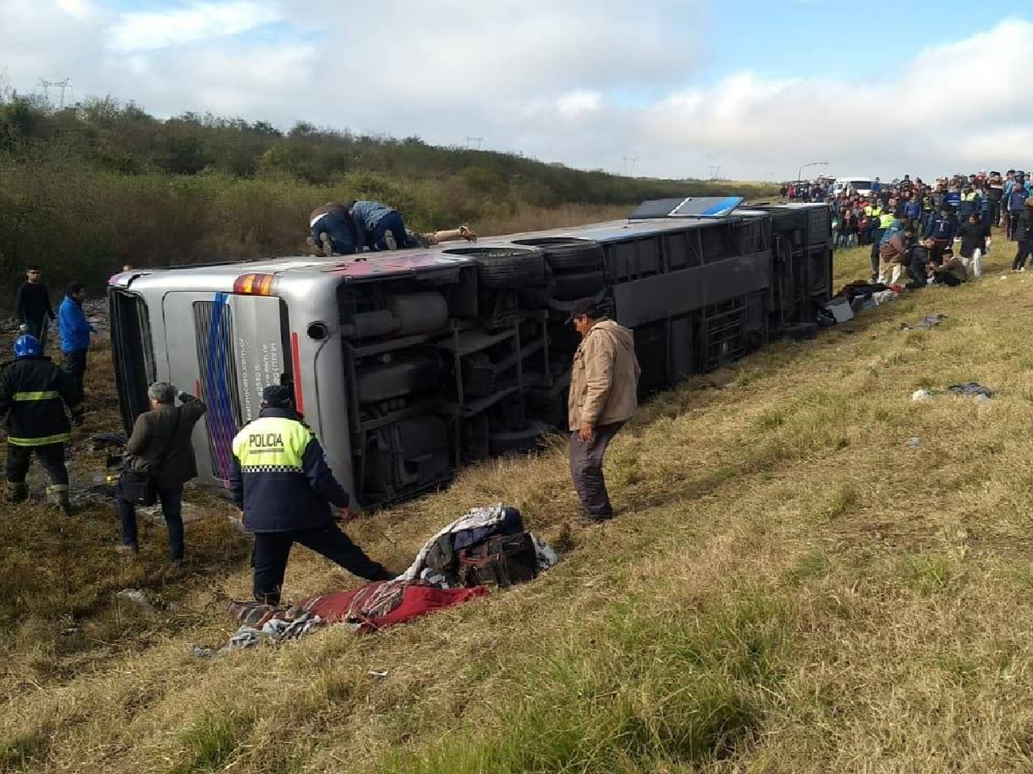 Tragedia en Tucumán: al menos 13 muertos y 35 heridos tras el vuelco de un micro que transportaba jubilados