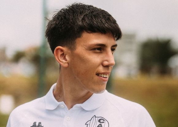 Aldosivi oficializó el arribo de otro refuerzo de corta edad