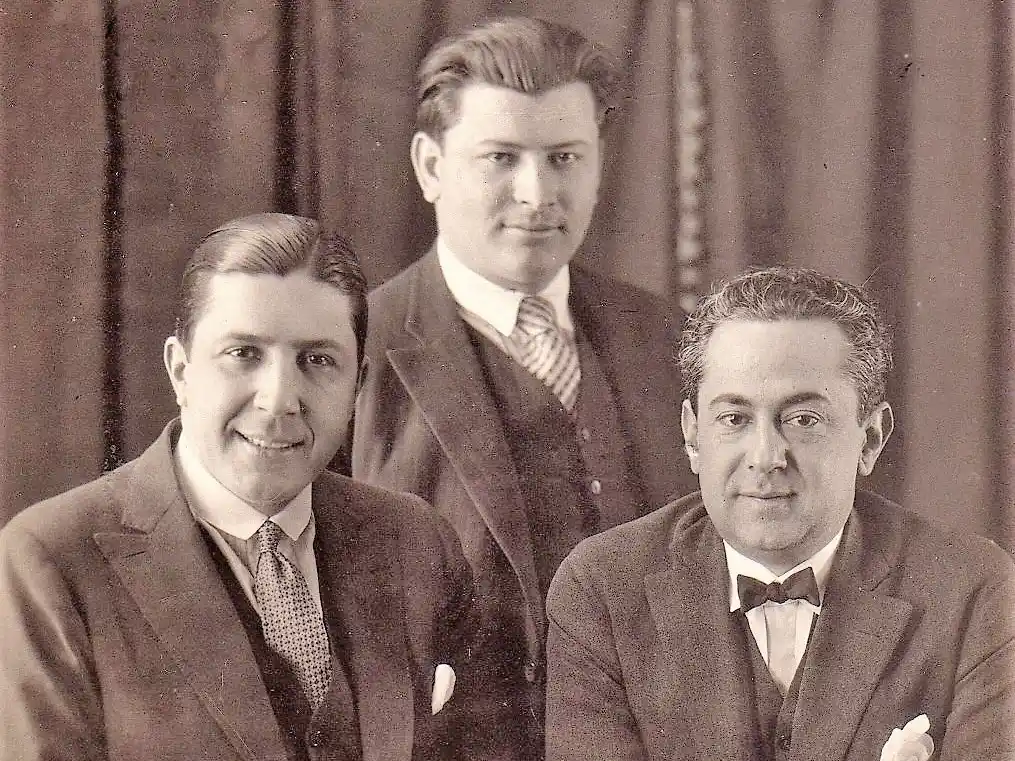 Gardel con Razzano y el promotor Doliani en el estudio de José Paolantonio en San Francisco (Archivo Gráfico y Museo Histórico).