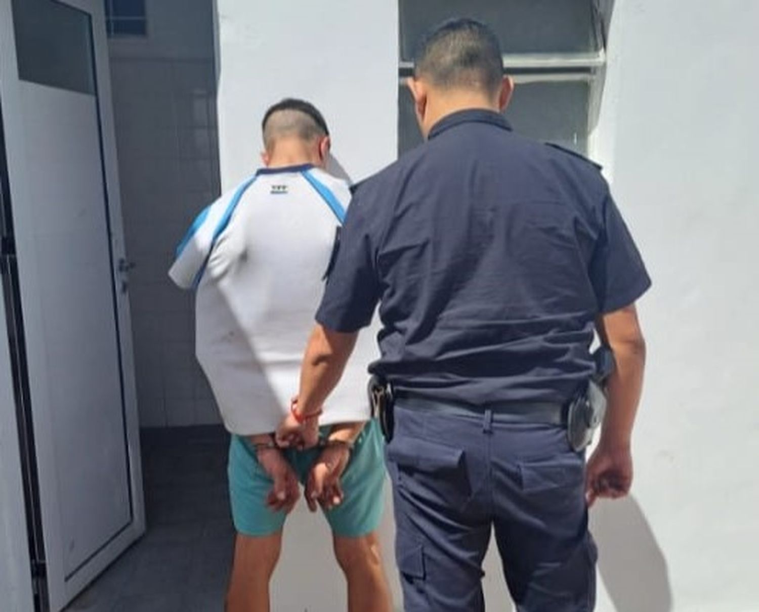 Aprehendieron a dos sujetos por tentativa de robo y abuso de arma.