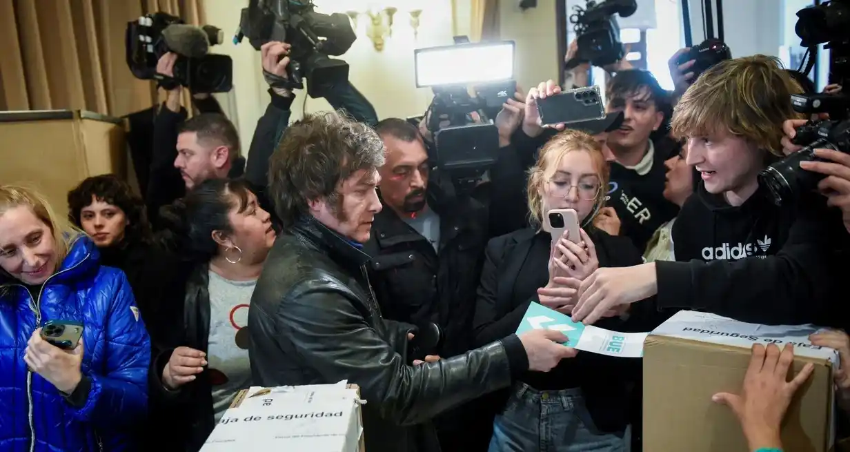 Javier Milei, precandidato presidencial por La Libertad Avanza (LLA), emitiendo su voto.