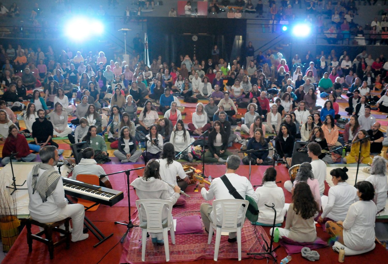 El evento comenzó poco después de las 15, con una armonización sonora a cargo de Javier Pujol, que sirvió de previa para la meditación “Habitar el presente".