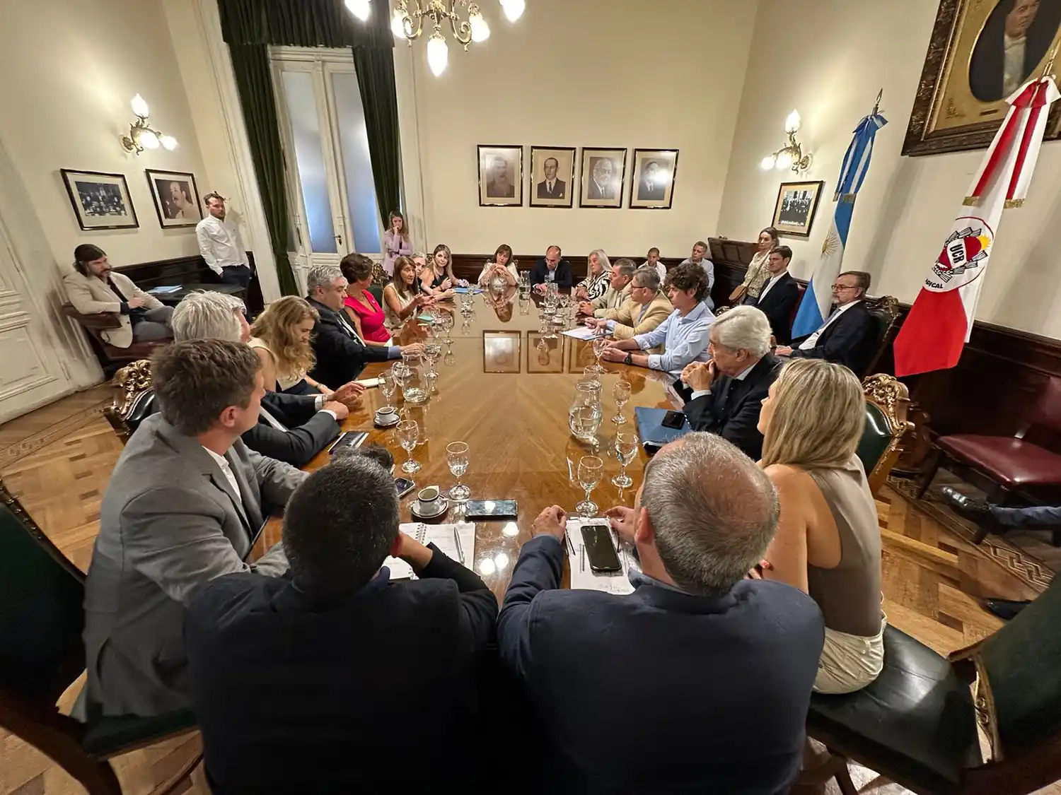 Empresarios Pymes se reúnen con el presidente del bloque Radical de Senadores para abordar el DNU de Milei