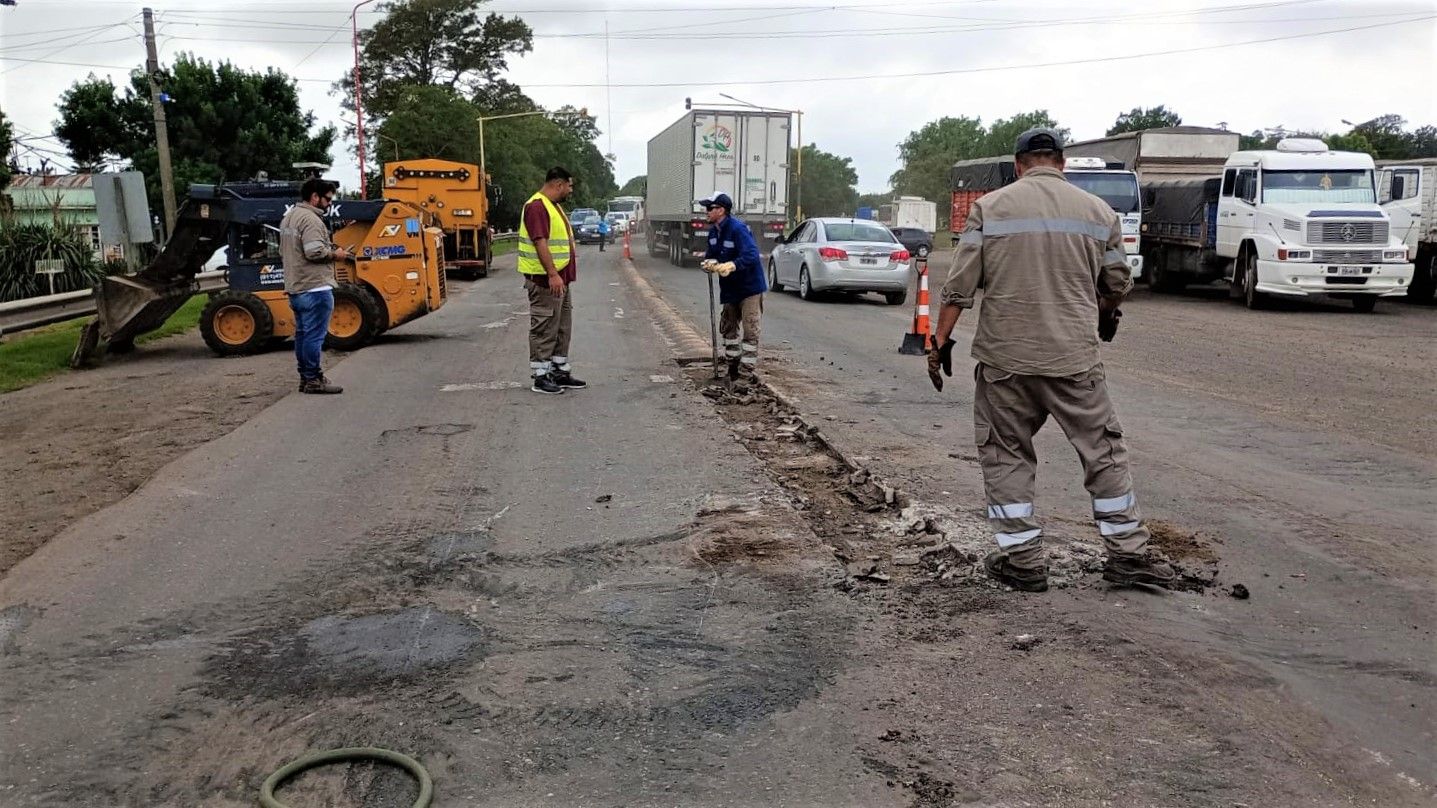 Obreros trabajan en ruta 33, donde el tránsito se redujo a un solo carril.