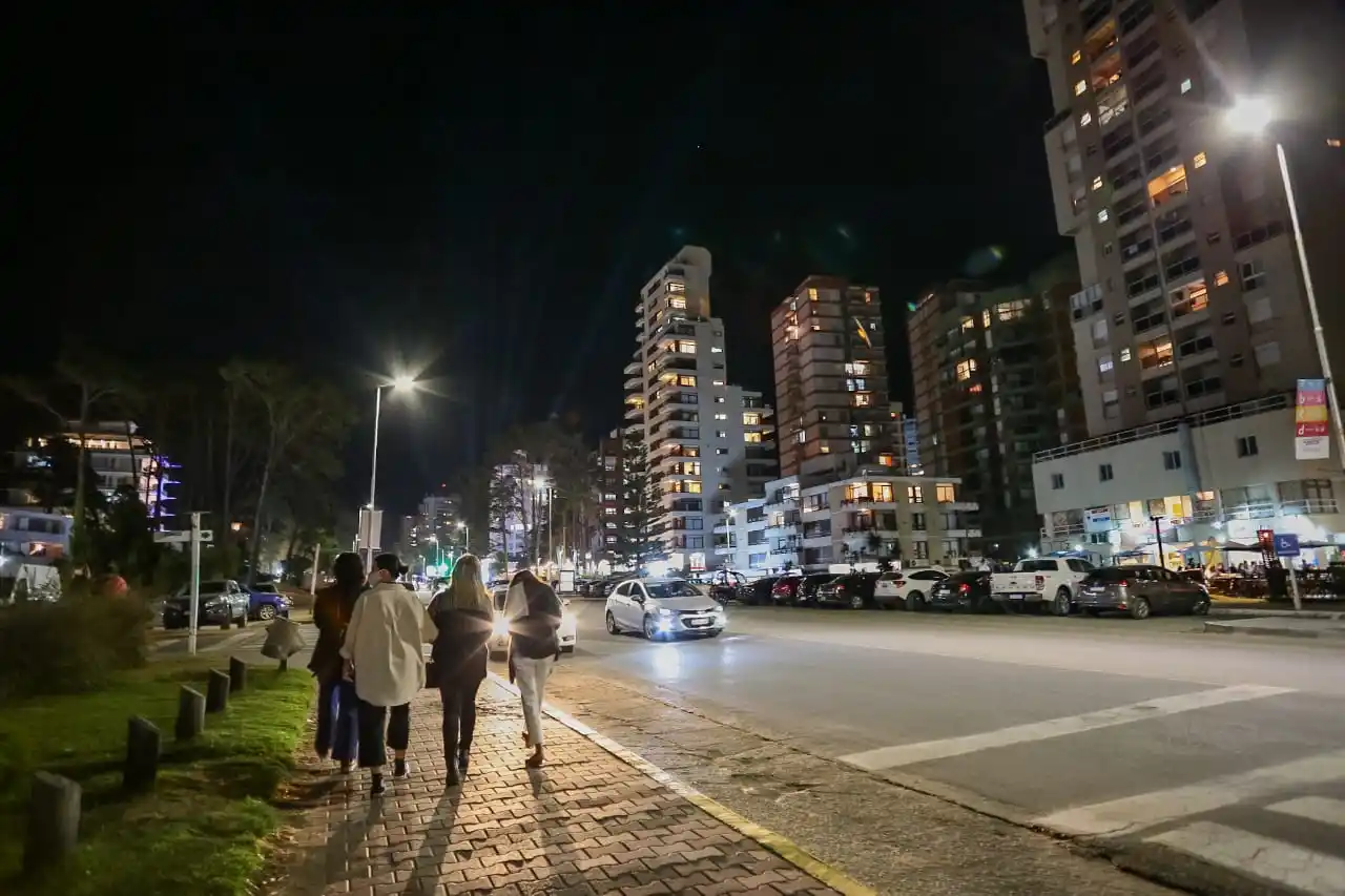 Verano 2021: Evalúan los cierres de comercios a partir de la 1 de la mañana en la costa atlántica