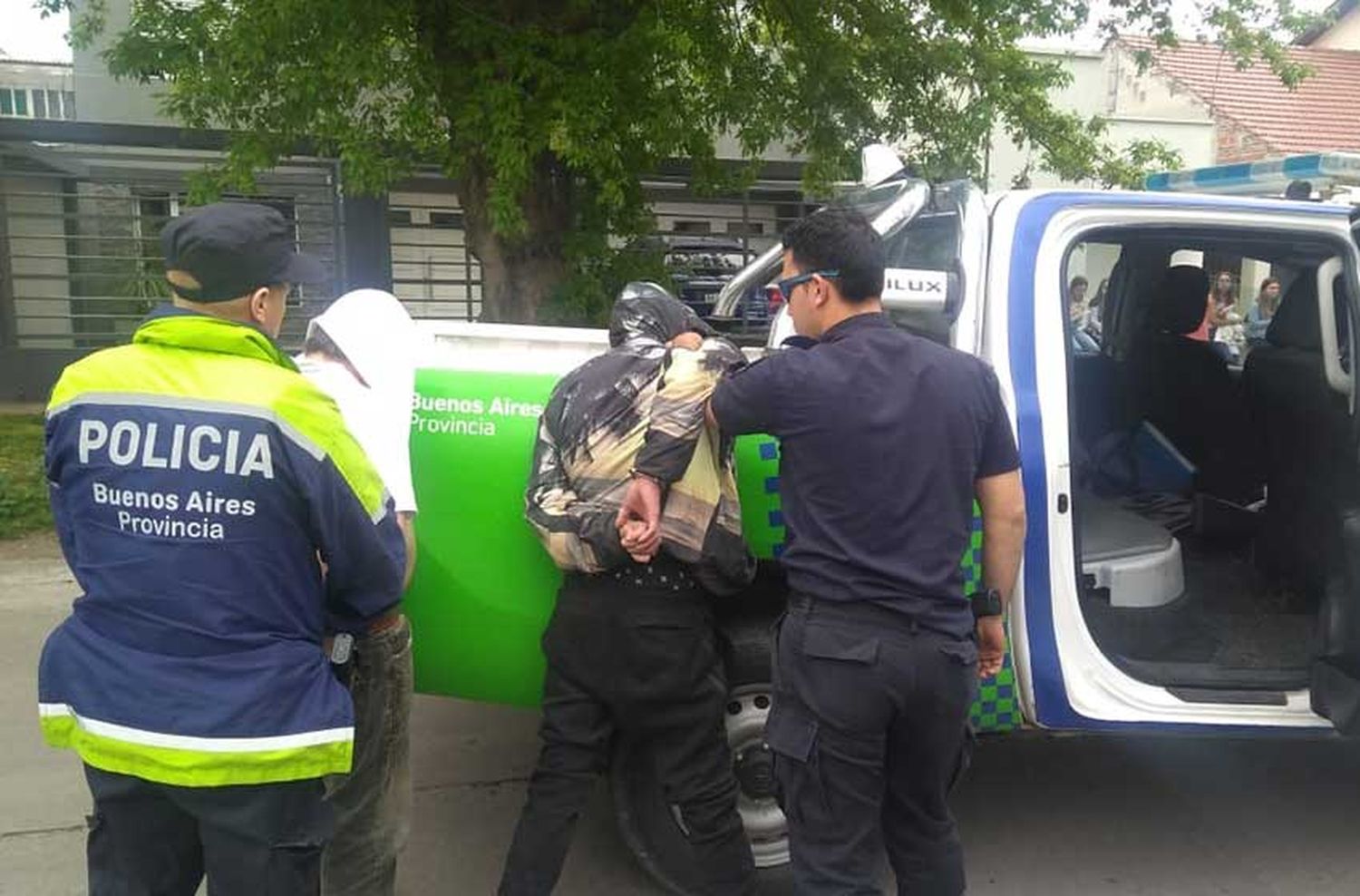 Dos aprehendidos por robar tres autos de una cochera