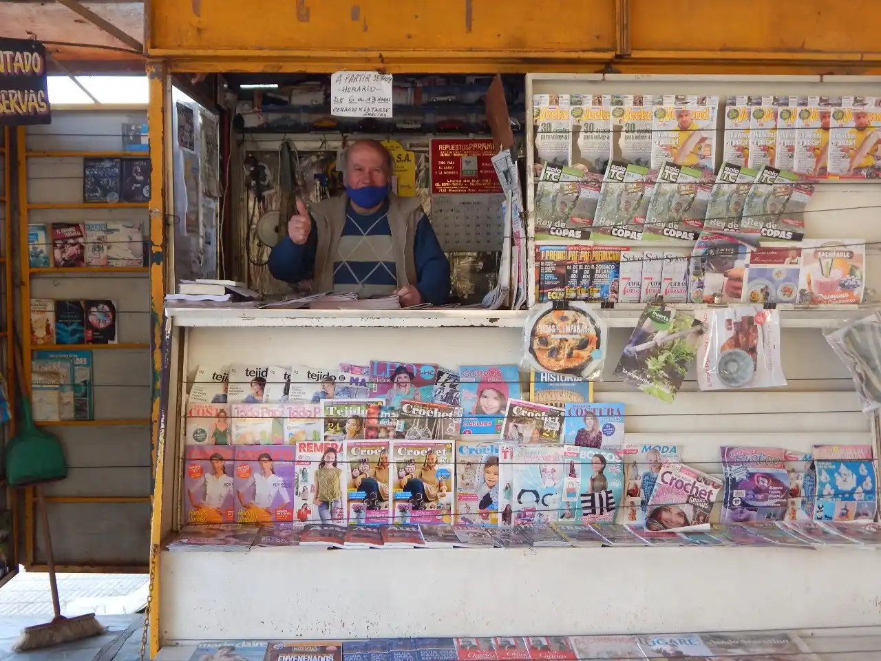 “Tiene de todo”: el quiosco de diarios y revistas de Hugo Gopar cumplió ayer 36 años en Escribano y Libres del Sur