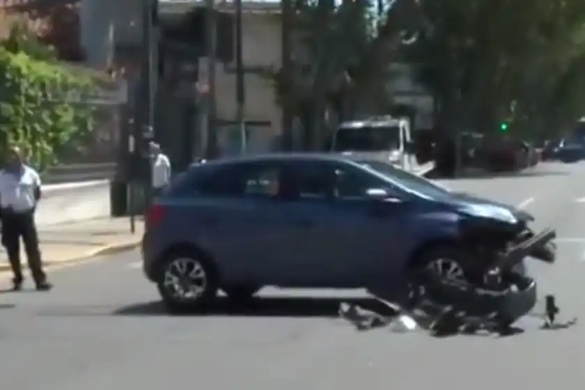 Un patrullero a toda velocidad chocó dos autos en zona sur
