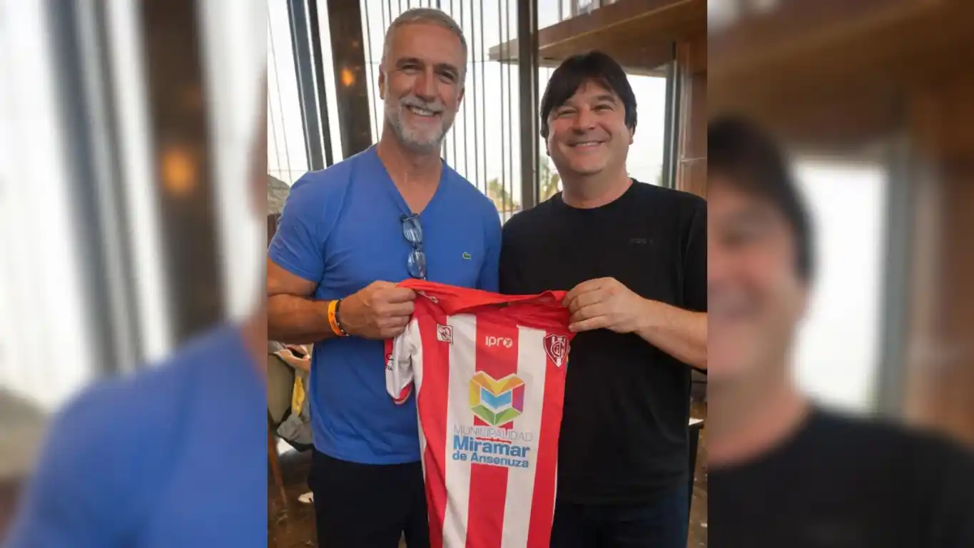 Batistuta junto al  intendente Gerardo Cicarelli.