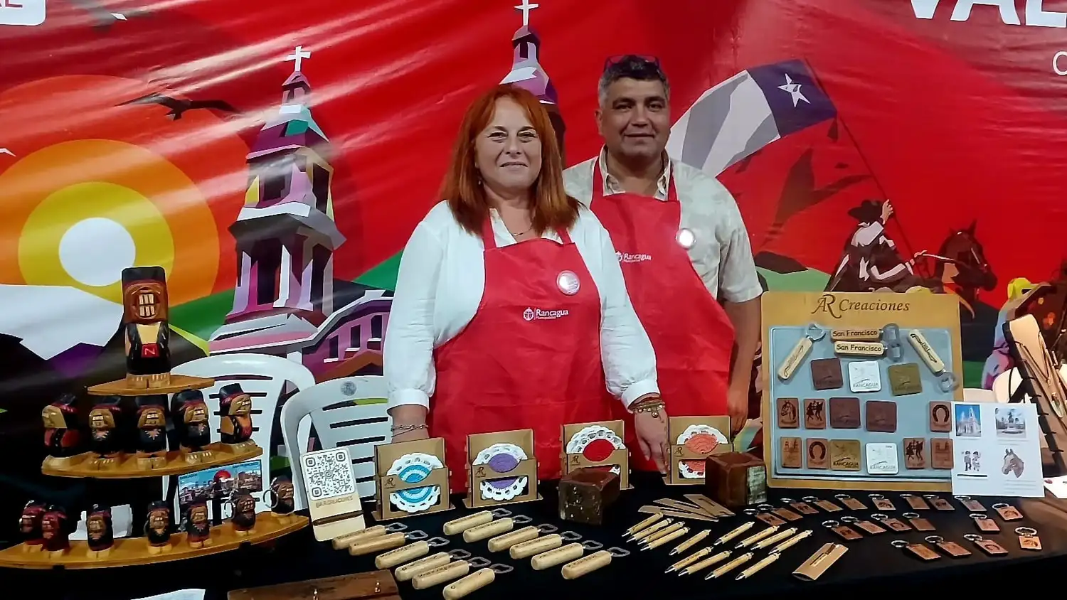Yanet Rojas y Marco Allende, artesanos que integran la delegación chilena de Rancagua.
