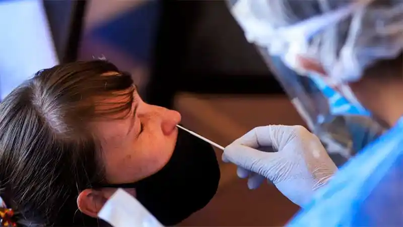 Nuevo récord de contagios en el país con 81.210: la positividad superó el 52%