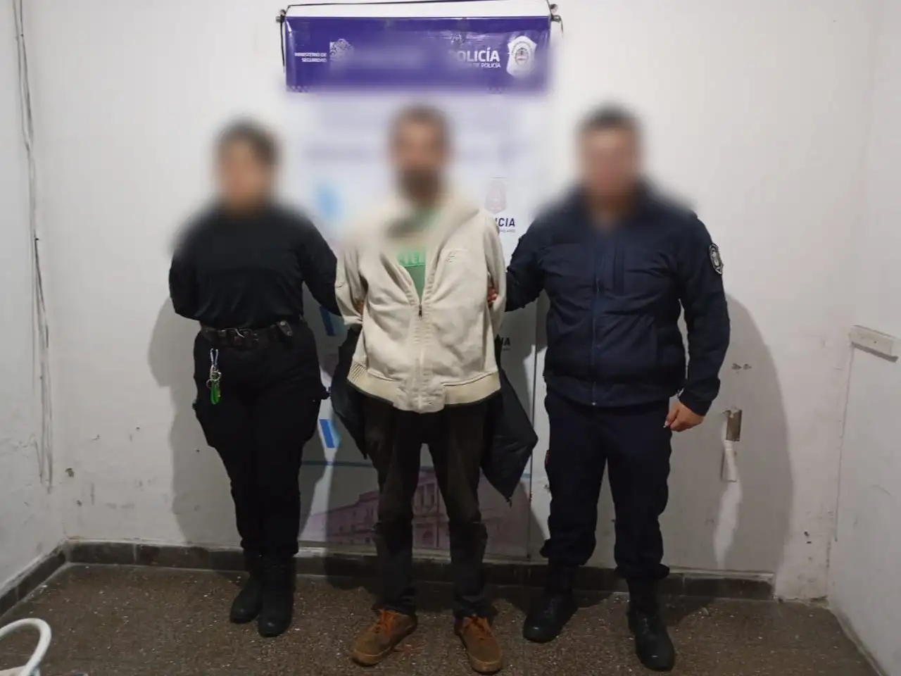 El trabajador herido, de 43 años, debió recibir asistencia médica, mientras que al agresor también se le labraron infracciones y se le secuestró la moto.