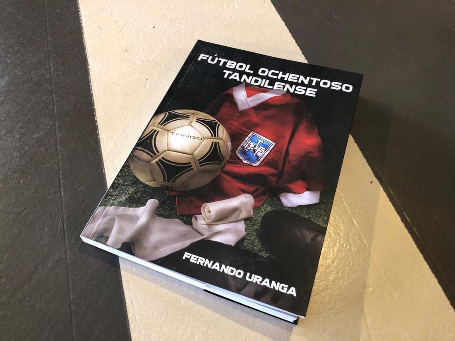 Así es "Fútbol ochentoso tandilense", el libro que recupera una década de oro del deporte local