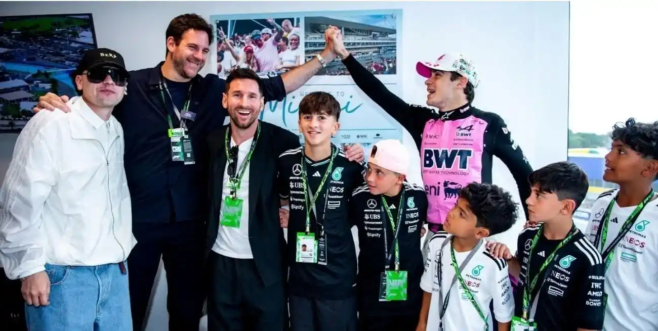 Colapinto junto a Lionel Messi, una imagen que refleja el vínculo del piloto con la Selección argentina.