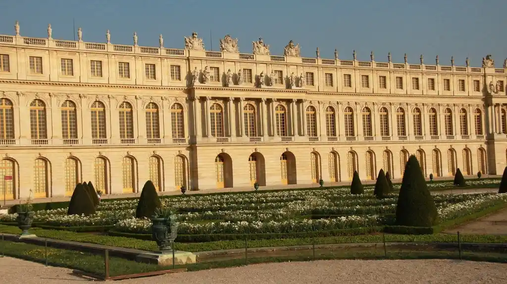 ¡ALERTA EN FRANCIA! Evacúan palacio de Versalles y museo de Louvre por amenaza de atentados (+VIDEOS)